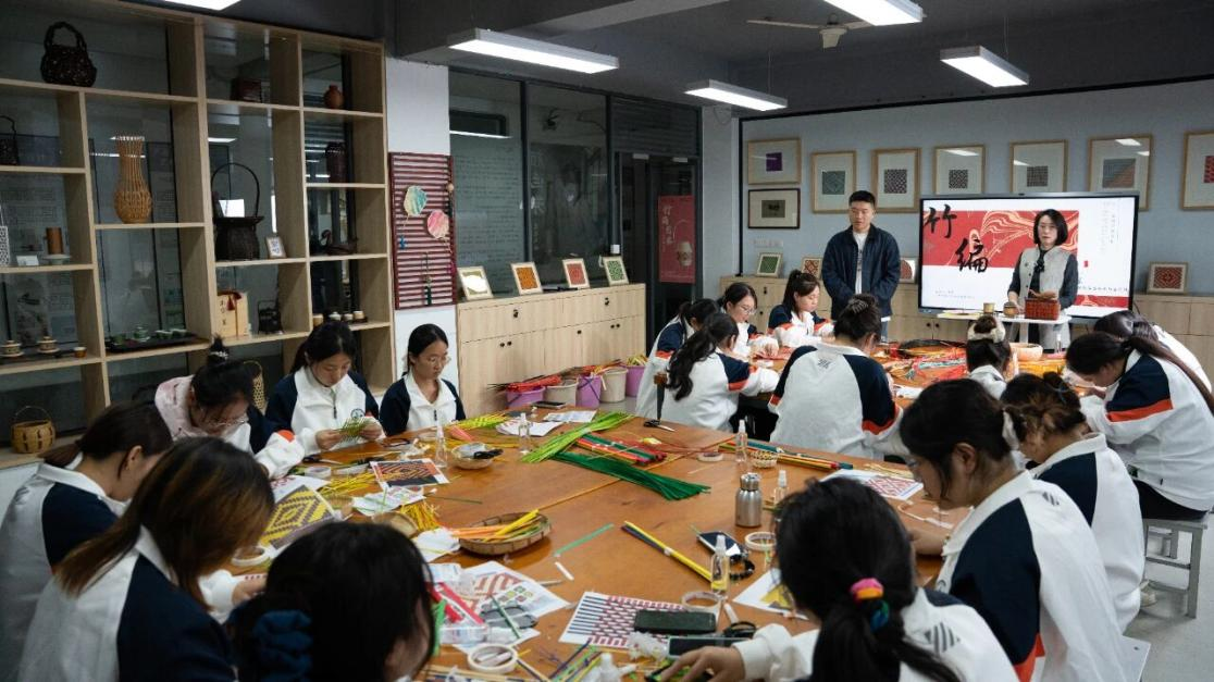 为非遗“添彩”，为青春“赋能”：江苏建院的文化育人新实践